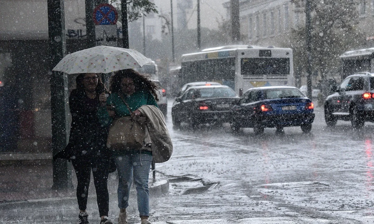 Καιρός 3/12: Έντονες νεφώσεις και τοπικές βροχές