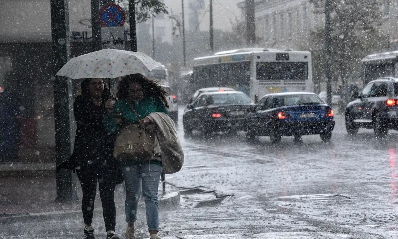 Καιρός 3/12: Έντονες νεφώσεις και τοπικές βροχές