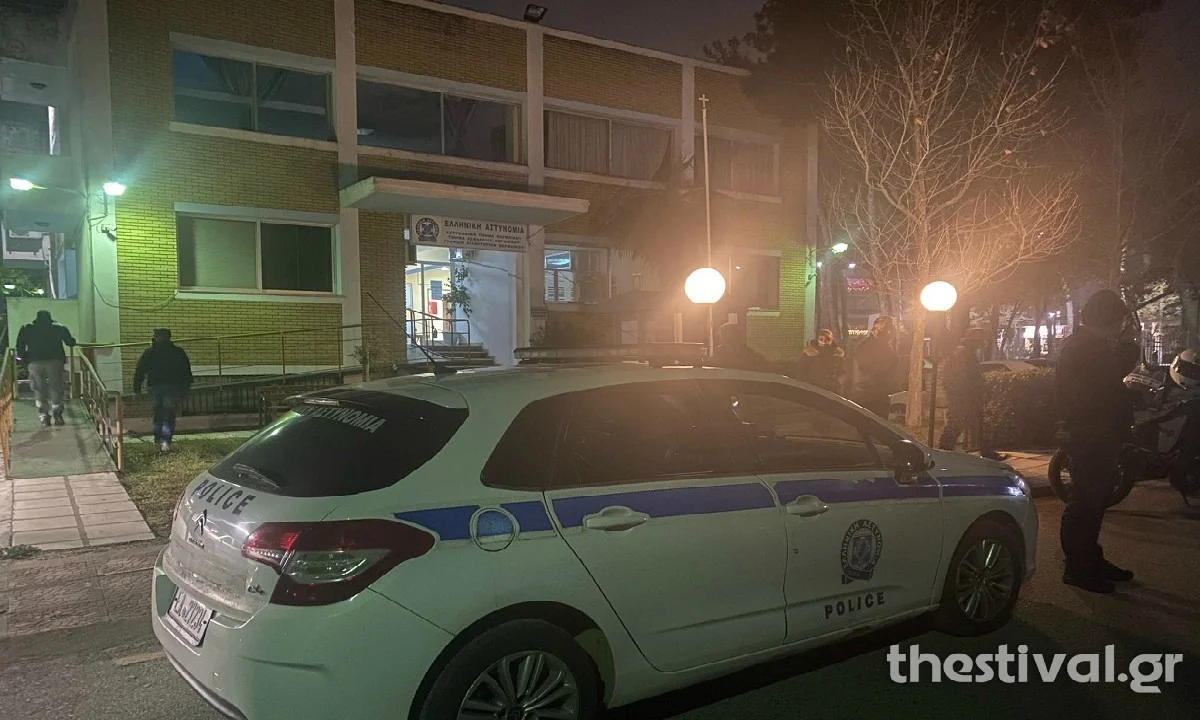 Θεσσαλονίκη: Επίθεση με βόμβες μολότοφ σε Αστυνομικό Τμήμα με προσαγωγές (pics)