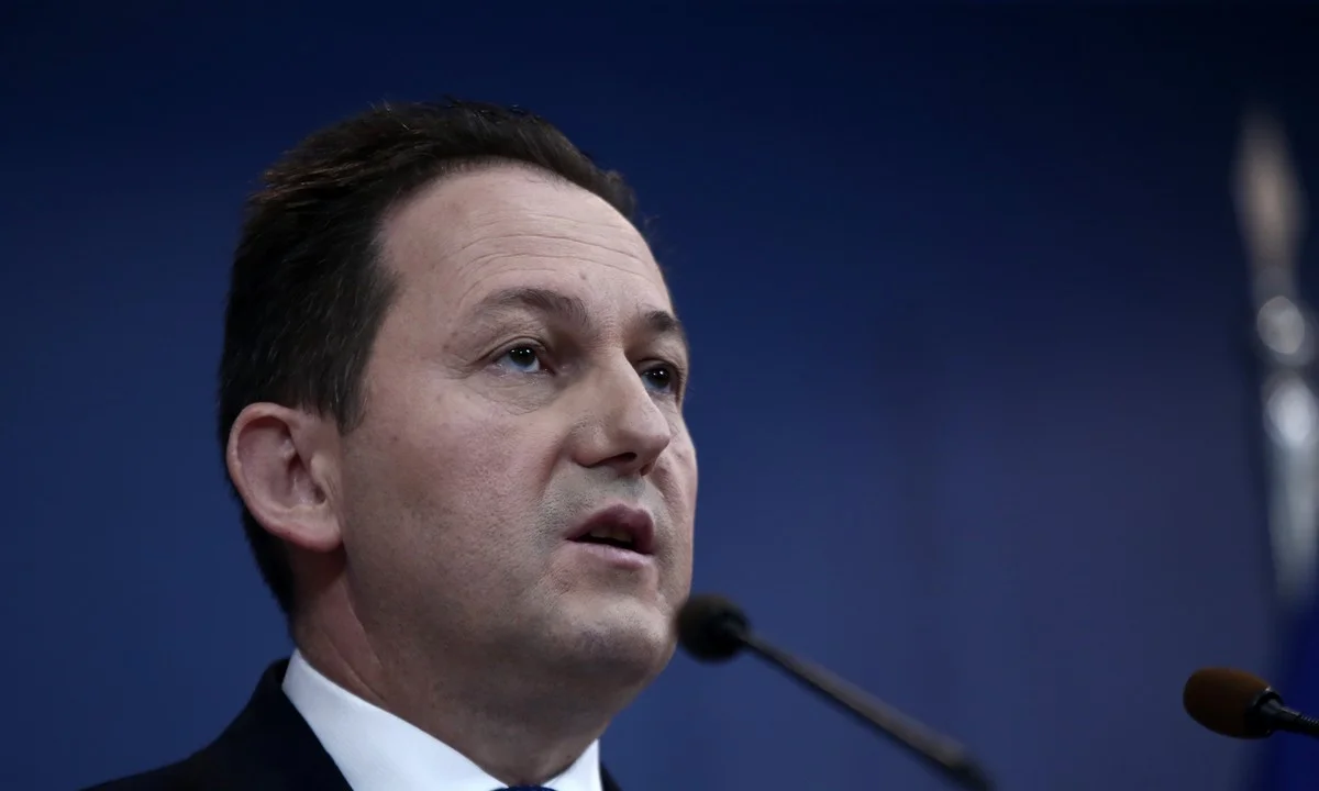 Πέτσας: «Εθελοντικός και δωρεάν ο εμβολιασμός»