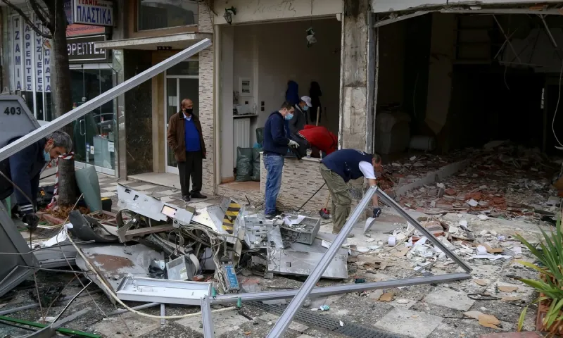 Θεσσαλονίκη: Βομβαρδισμένο τοπίο από έκρηξη σε ΑΤΜ (vid)