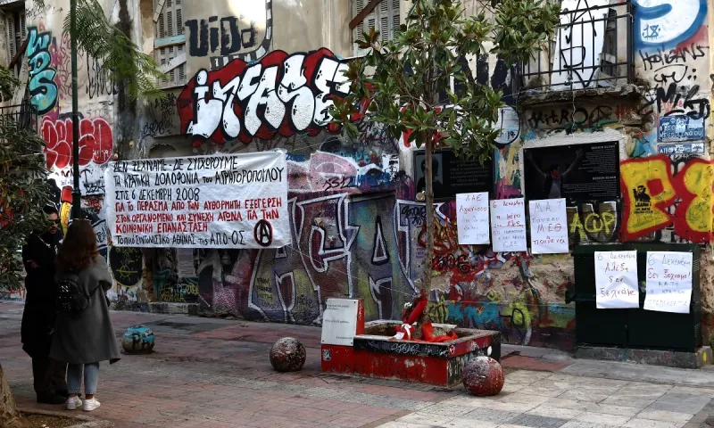 Επέτειος Γρηγορόπουλου: Ένταση μεταξύ αστυνομικών και αντιεξουσιαστών - Τραυματίες δύο αστυνομικοί