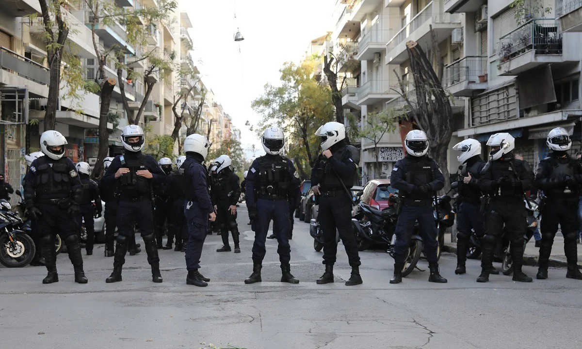 Επέτειος Γρηγορόπουλου: ΕΔΕ για τον άνδρα των ΜΑΤ που πετά την ανθοδέσμη πολίτη