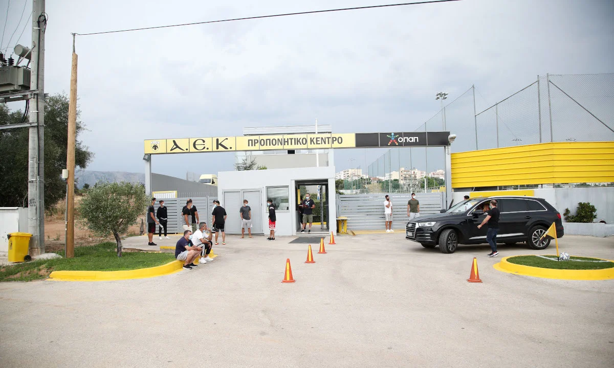 ΑΕΚ: Οπαδοί στα Σπάτα, ο Μελισσανίδης μίλησε στα αποδυτήρια!