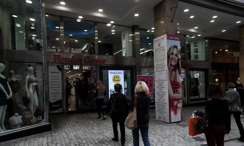 Lockdown: Τα δύο σενάρια για το άνοιγμα του λιανεμπορίου – Τι θα γίνει με τις εκκλησίες