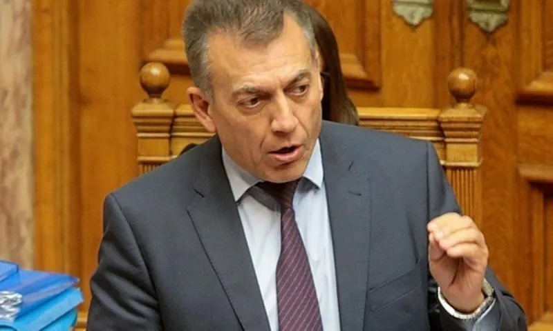 Βρούτσης: «Δήλωσαν μισθούς 80.000 ευρώ το μήνα για μεγάλα δώρα Χριστουγέννων»