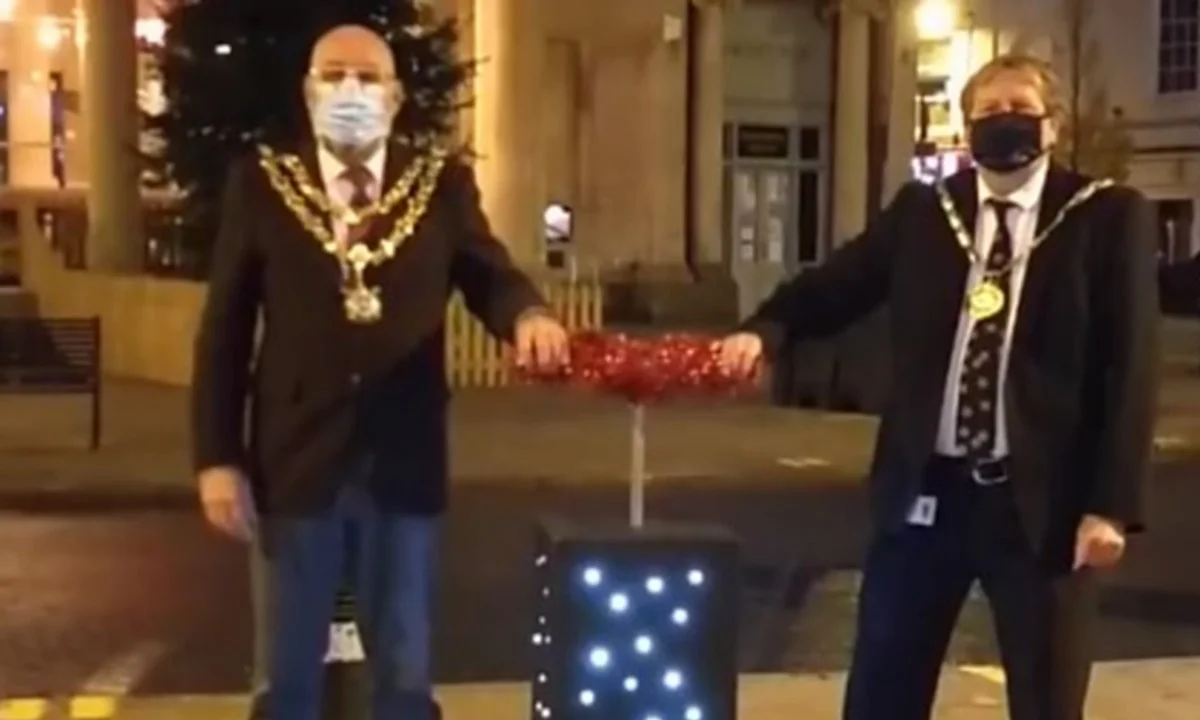Viral: Άναμμα χριστουγεννιάτικων φώτων με επική γκάφα (vid)