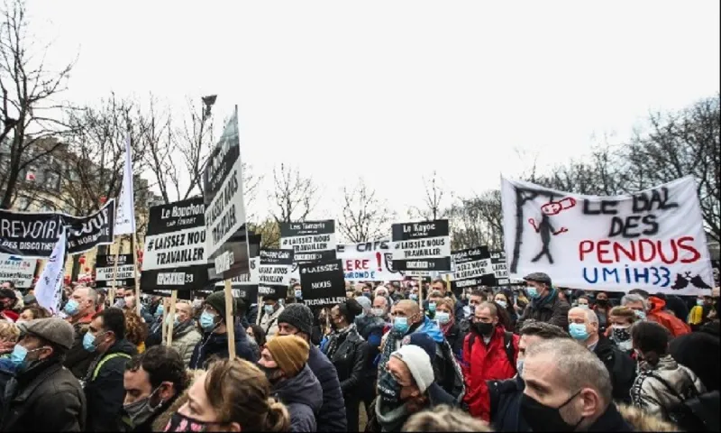 Παρίσι: Χιλιάδες Γάλλοι στους δρόμους ζητούν άνοιγμα ξενοδοχείων και εστιατορίων - «Αφήστε μας να εργαστούμε» (vids)