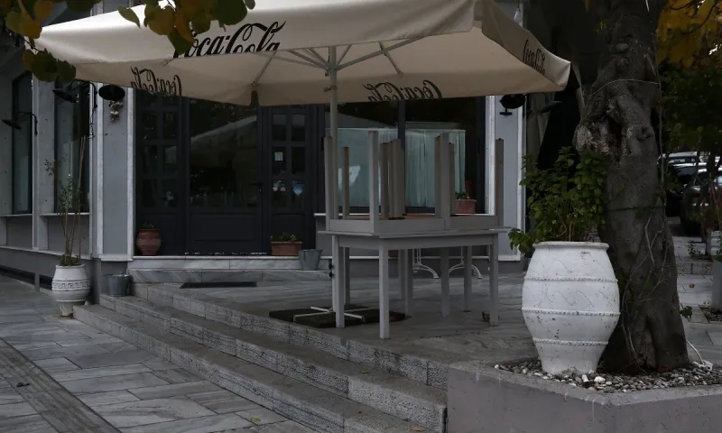 Εστίαση: Αιφνιδιαστική διαμαρτυρία έξω από το Μαξίμου - Προσαγωγές από την ΕΛΑΣ