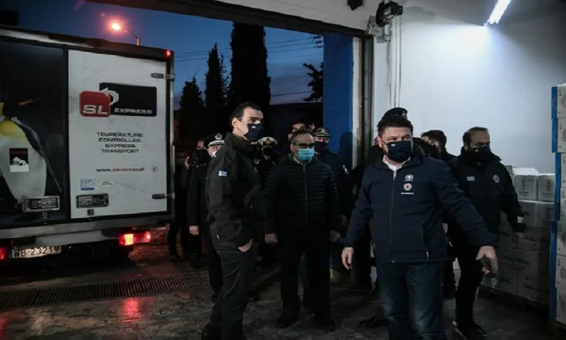 Κορονοϊός: Στην Αθήνα τα πρώτα εμβόλια (vid)