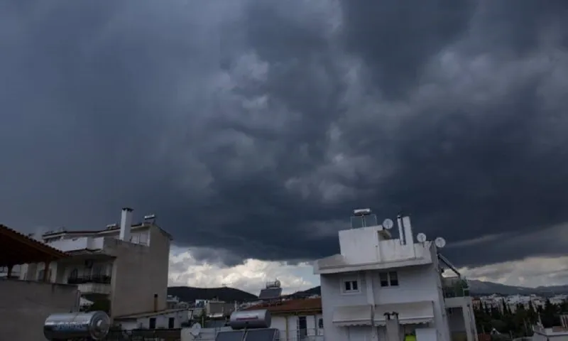 Καιρός 27/12: Συννεφιά και σποραδικές βροχές