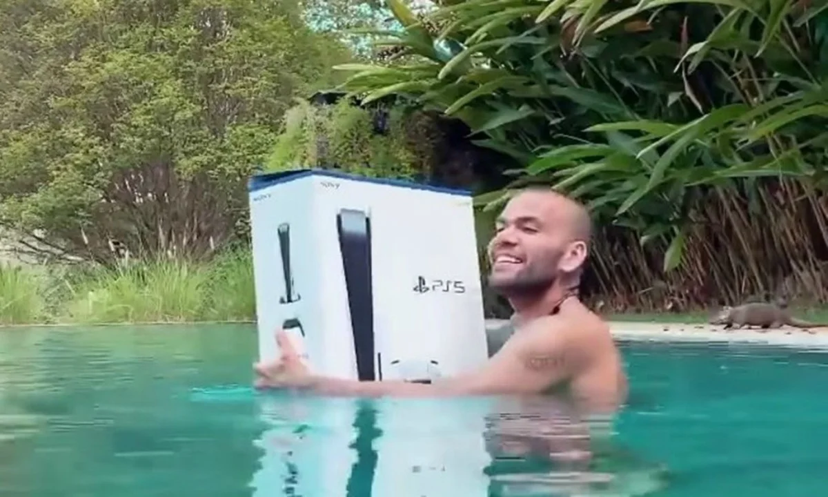 VIRAL: Ο Ντάνι Άλβες πήγε για μπάνιο με το...PlayStation 5! (vid)