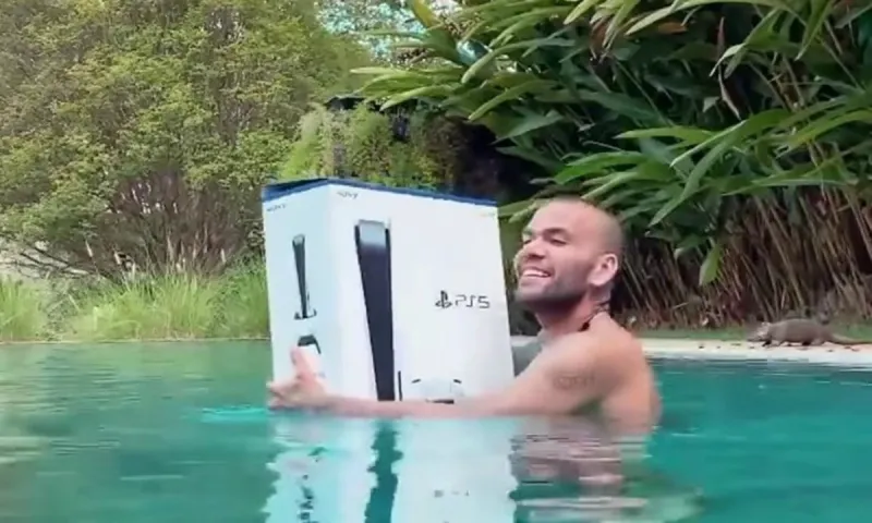 VIRAL: Ο Ντάνι Άλβες πήγε για μπάνιο με το...PlayStation 5! (vid)