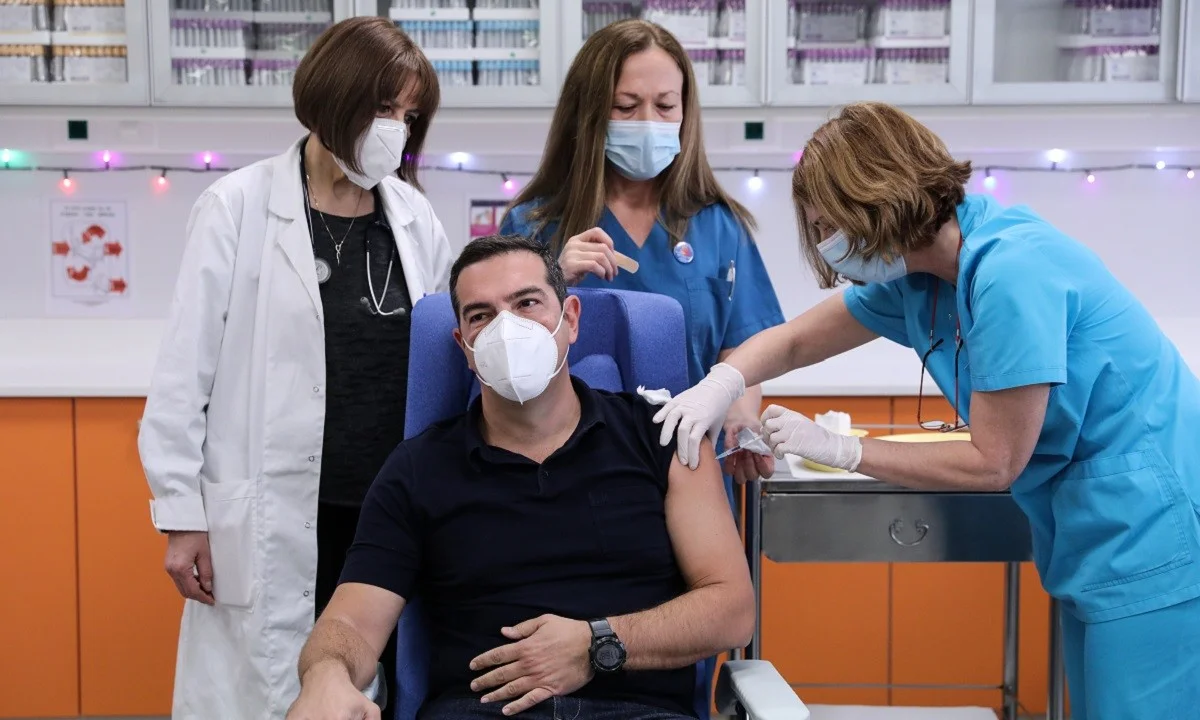 Κορονοϊός - Ελλάδα: Έκαναν το εμβόλιο Τσίπρας, Χρυσοχοΐδης και άλλοι πολιτικοί (vid)