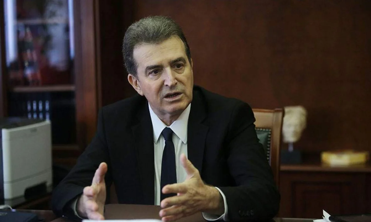 Χρυσοχοΐδης σε αστυνομικούς: «Είστε οι μικροί ήρωες της εποχής»