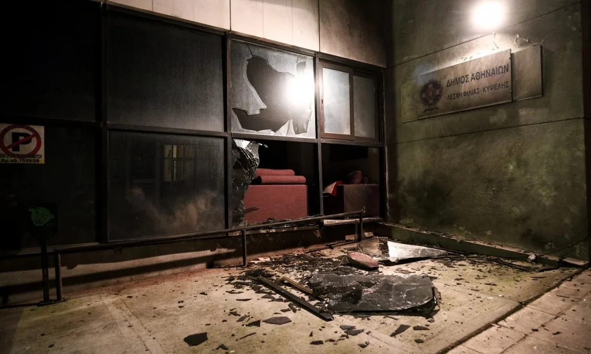 Δήμος Αθηναίων για την επίθεση στα γραφεία της Δημοτικής Αστυνομίας: Τους αφήνουμε στην κρίση των πολιτών
