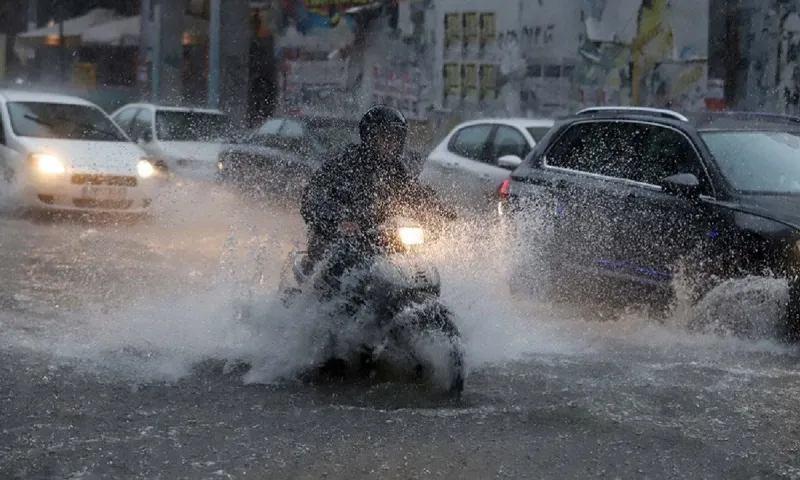 Καιρός (4/1): Νεφώσεις με ισχυρές βροχές και καταιγίδες