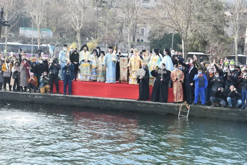 Ερντογάν - Μητσοτάκης: ΑΠΙΣΤΕΥΤΟ! Ο Τούρκος πρόεδρος επέτρεψε Αγιασμό στο φανάρι, ενώ ο Έλληνας ΠΘ απαγόρευσε τα πάντα!