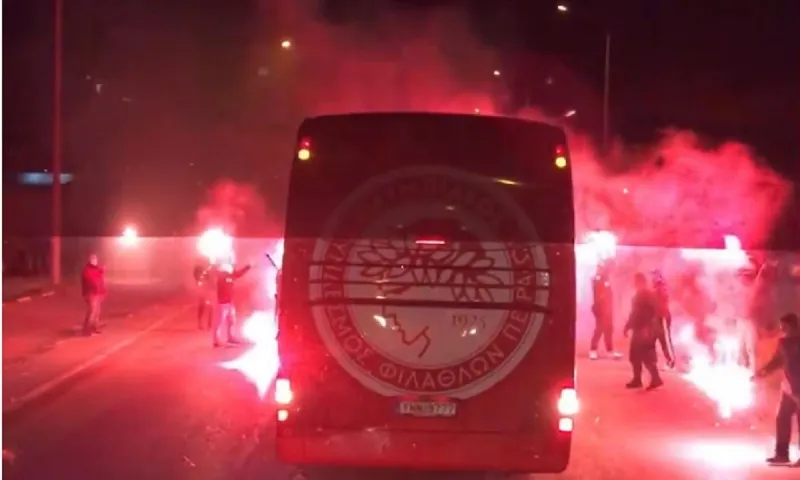 Ολυμπιακός: Η αποθέωση, που άρεσε, στο δρόμο για Αγρίνιο (pics + vid)
