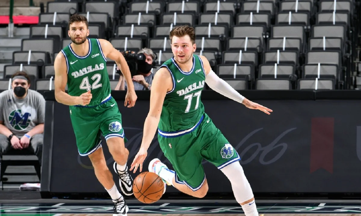 NBA: «Τριπλός» Ντόντσιτς οδηγεί τους Μάβερικς, «βύθισαν» τους Γουίζαρντς οι Χιτ (vids)