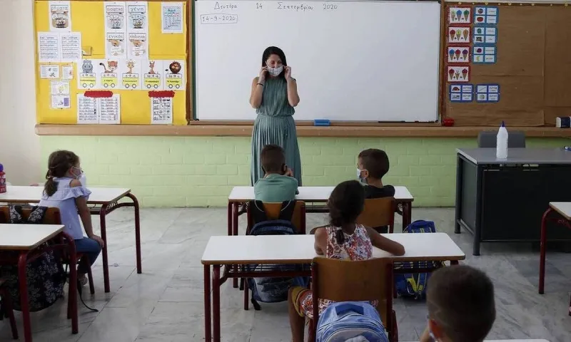 Σχολεία: Ανοίγουν δημοτικά και νηπιαγωγεία - Όλα τα μέτρα για την επιστροφή στα θρανία