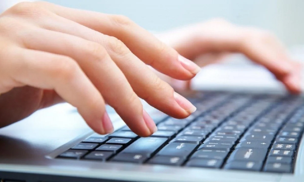 Επιδότηση 200 ευρώ για tablet, laptop: Πότε ξεκινούν οι αιτήσεις, ποιοι οι δικαιούχοι