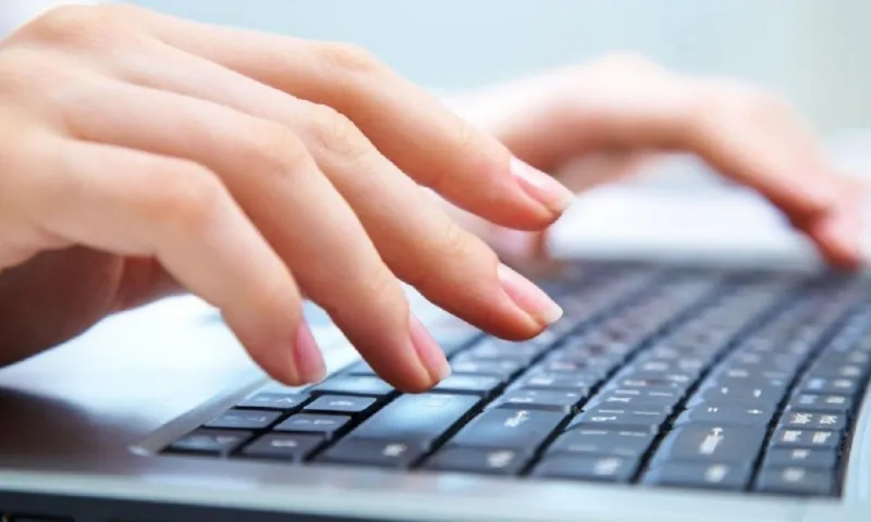 Επιδότηση 200 ευρώ για tablet, laptop: Πότε ξεκινούν οι αιτήσεις, ποιοι οι δικαιούχοι