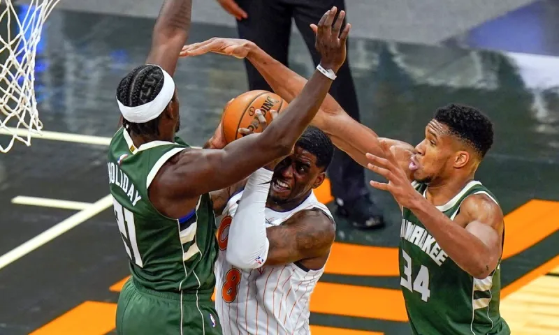 Αντετοκούνμπο: Ο Greek Freak έπαθε... πλάκα με τον Τζρου Χόλιντεϊ!