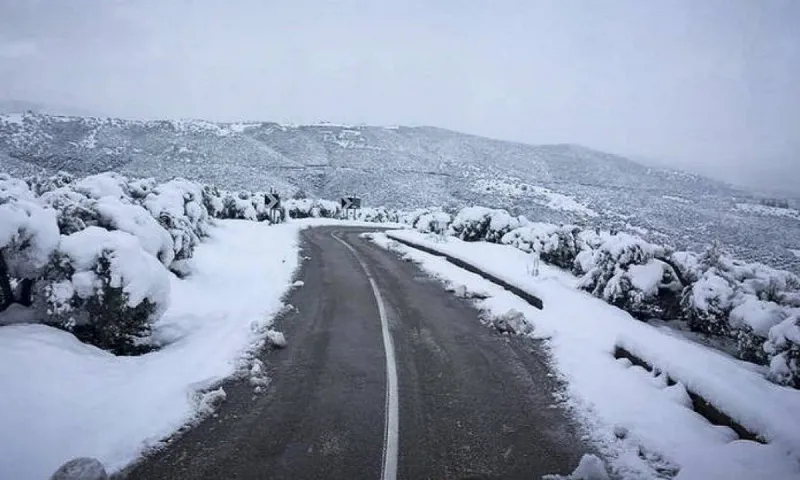 «Λέανδρος»: Χιόνι και κρύο στην Κεντρική Ελλάδα - Χιονίζει και στα ορεινά της Αττικής
