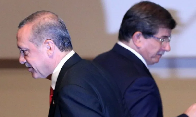 Τουρκία: «Θέλουν να σε καθαρίσουν», προειδοποιεί ο Νταβούτογλου τον Ερντογάν