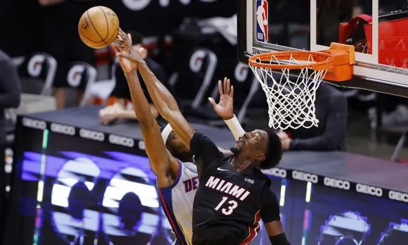 NBA Top 10: Ο Αντεμπάγιο έσβησε τα... φώτα στον Γκραντ (vid)