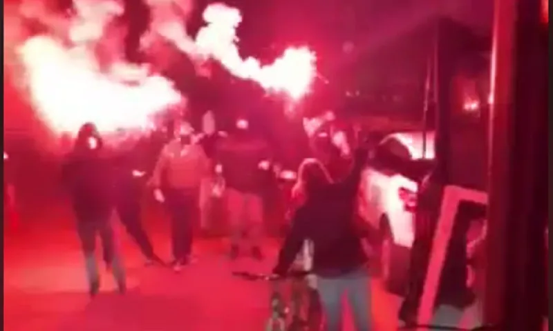 Άρης: Υποδοχή με καπνογόνα στην Αθήνα! (vid)