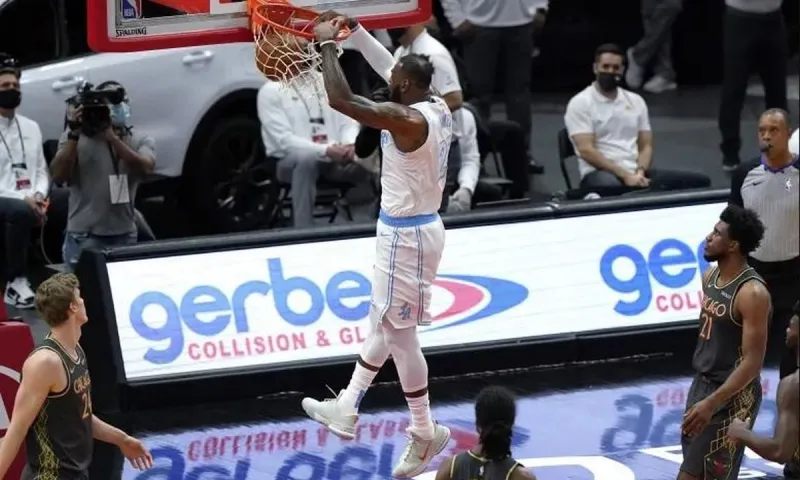NBA Top-10: Ασίστ του Ντέιβις και κάρφωμα του ΛεΜπρόν στην κορυφή (vid)