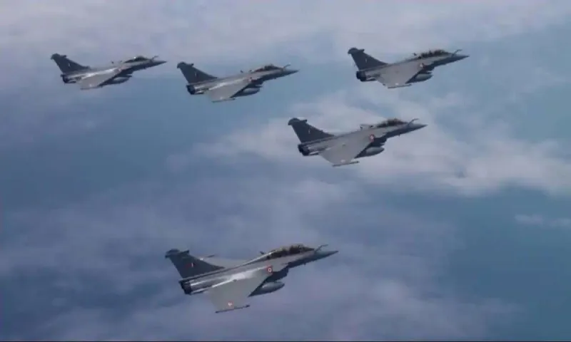 Ελληνοτουρκικά: Προσφέρουν Rafale αντί για πλοία ενδιάμεσης λύσης οι Γάλλοι;