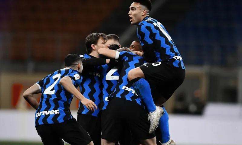 Ίντερ - Μίλαν 2-1: Στο 90+7' με τρομερό φάουλ! - Χαμός με Ιμπραΐμοβιτς-Λουκάκου και αποβολή (vids)