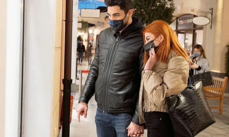 Bachelor: Αχώριστοι Παναγιώτης-Νικόλ με τον φωτογράφο τους! (pics)