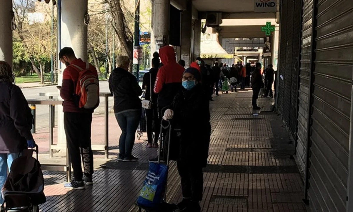 Lockdown: Χάος στα σούπερ μάρκετ μετά την απαγόρευση - Ουρές δεκάδων μέτρων!