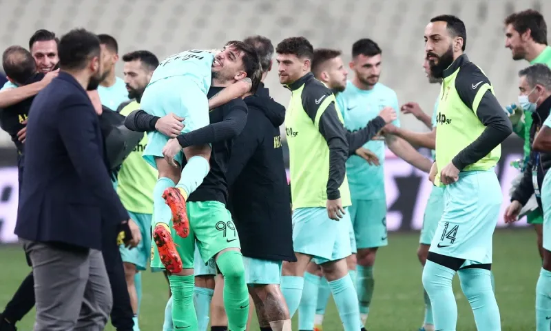 Άρης - Τρελοί πανηγυρισμοί στα αποδυτήρια, έπεσαν μέχρι και ζεμπεκιές! (vids)