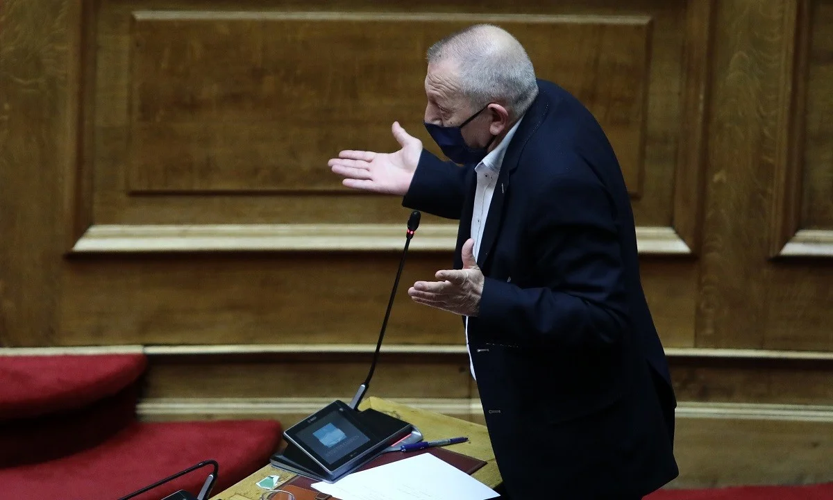 Παφίλης: Κατέθεσε στα πρακτικά της Βουλής σεξιστικές αφίσες της ΔΑΠ