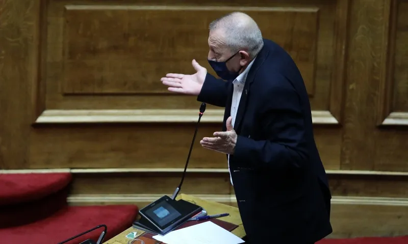 Παφίλης: Κατέθεσε στα πρακτικά της Βουλής σεξιστικές αφίσες της ΔΑΠ