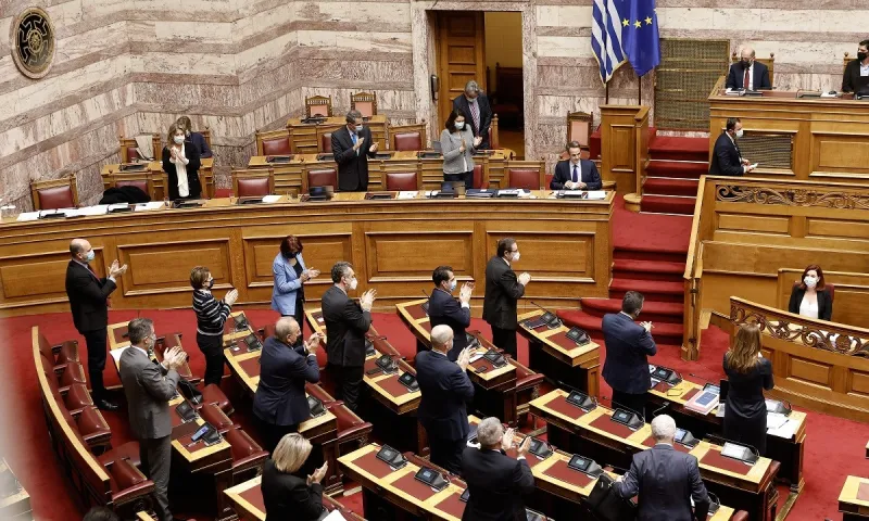 Νομοσχέδιο Κεραμέως: Πέρασε με 166 ψήφους - Σφοδρή αντιπαράθεση Τσίπρα - Μητσοτάκη (vids)