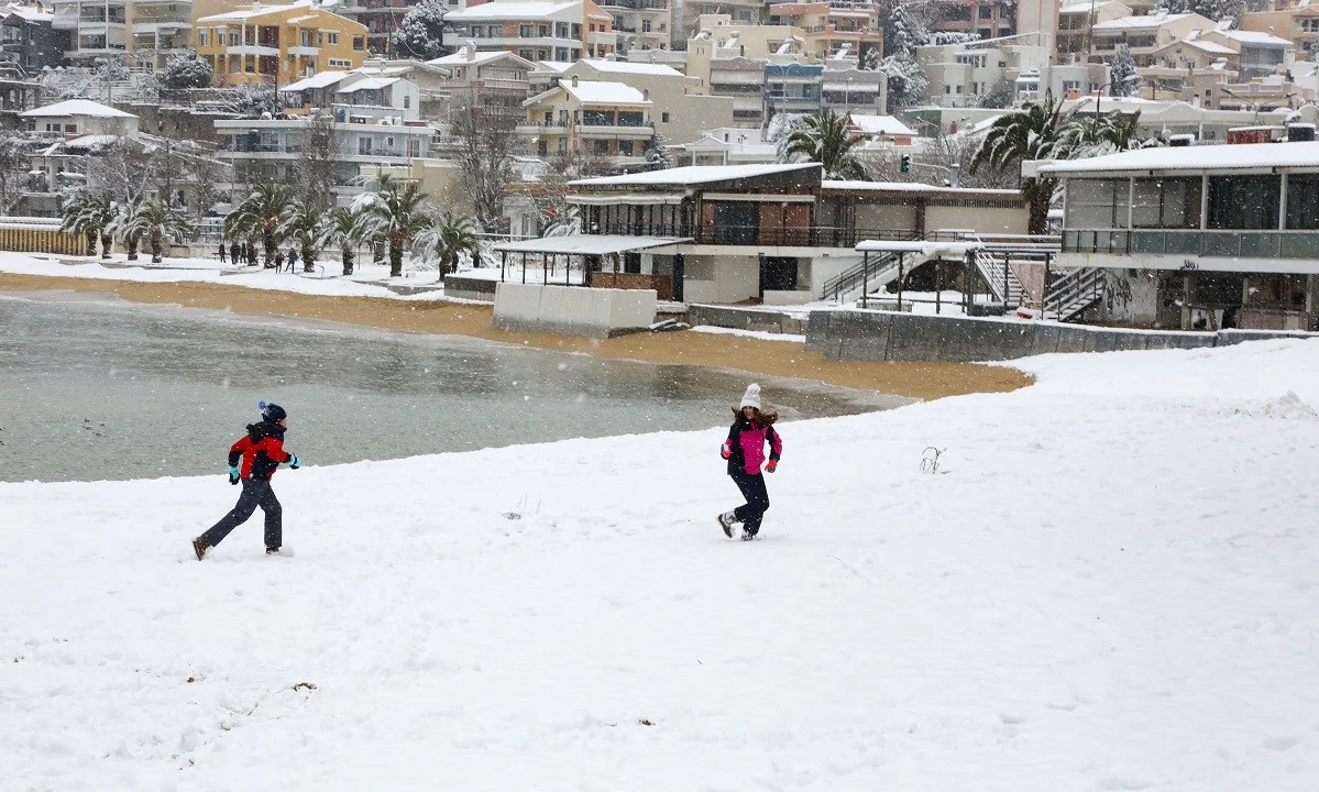Σε εξέλιξη η κακοκαιρία Μήδεια - Χιονοπτώσεις και πολικές θερμοκρασίες (vid)