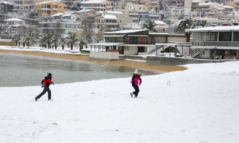 Σε εξέλιξη η κακοκαιρία Μήδεια - Χιονοπτώσεις και πολικές θερμοκρασίες (vid)