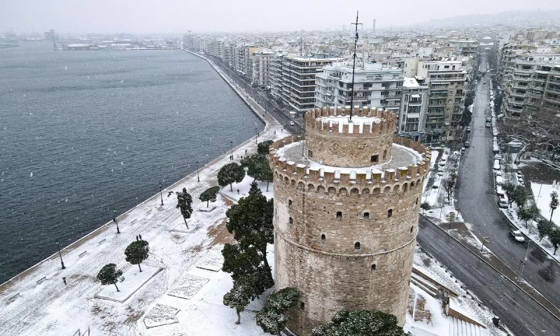 «Μήδεια» - Θεσσαλονίκη: Πέταξε τα ρούχα της στην Τσιμισκή και άρχισε να περπατάει γυμνή στα χιόνια (pics)
