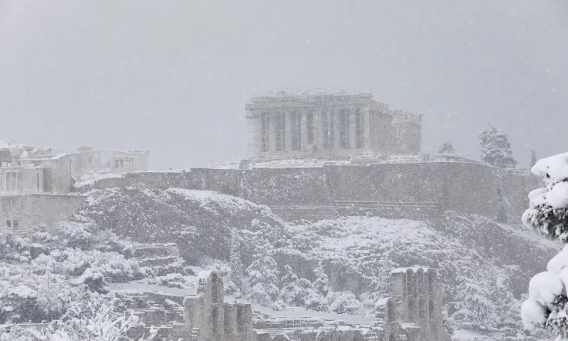 Μήδεια: Εντυπωσιάζει ο χιονισμένος Παρθενώνας (pics)