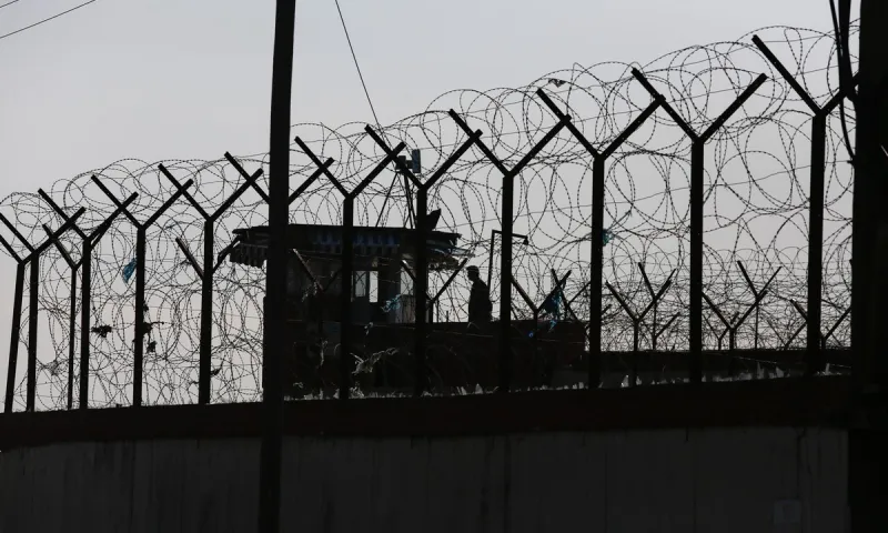 ΕΛ.ΑΣ: Έβαλε τέλος σε δύο οργανώσεις - Προμήθευαν φυλακισμένους με κινητά τηλέφωνα