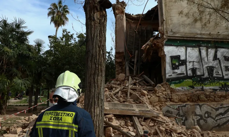 Πατησίων: Κατέρρευσε τμήμα κτιρίου! - Επί τόπου η πυροσβεστική, εντοπίστηκε άνδρας