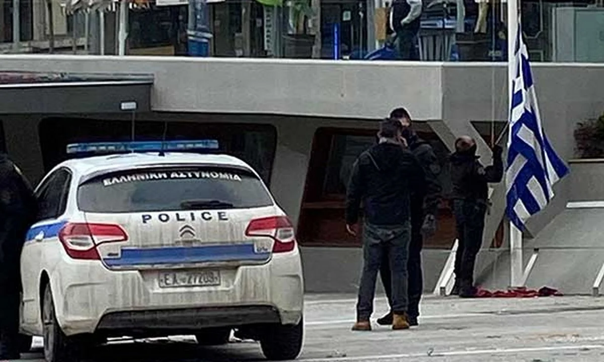 ΝΤΡΟΠΗ: Κατέβασε την ελληνική σημαία στην κεντρική πλατεία στην Κοζάνη (pics)