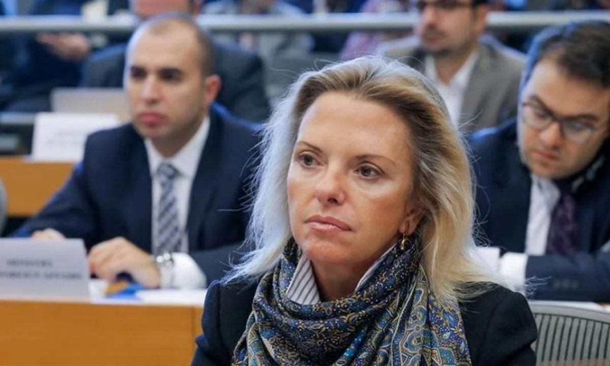 Βόζεμπεργκ: «Οφείλει να παραιτηθεί η Λίνα Μενδώνη»