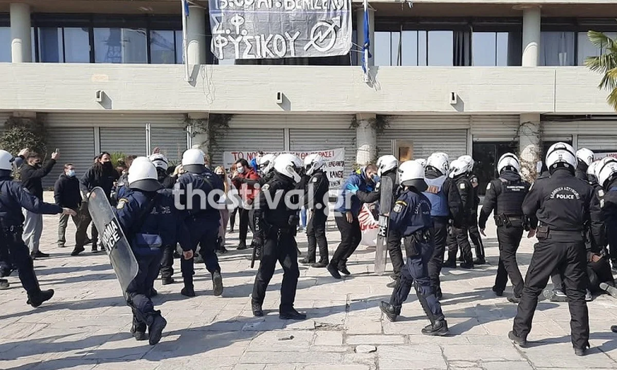 Θεσσαλονίκη - Επεισόδια: Μπήκε η Αστυνομία στο ΑΠΘ! (vids)